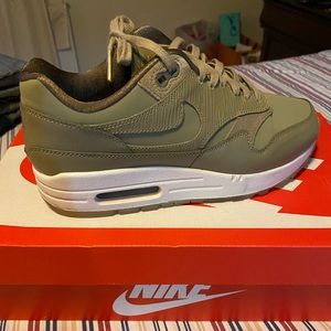 Nike air max 1. Slightly used in good condition.